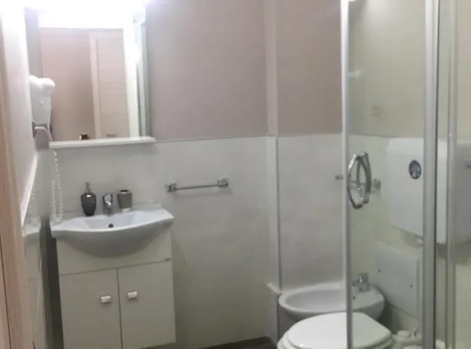 לינה וארוחת בוקר Nidama House 3*